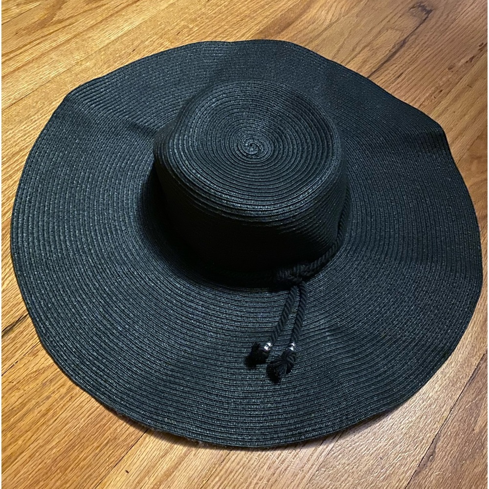 Black floppy sun hat